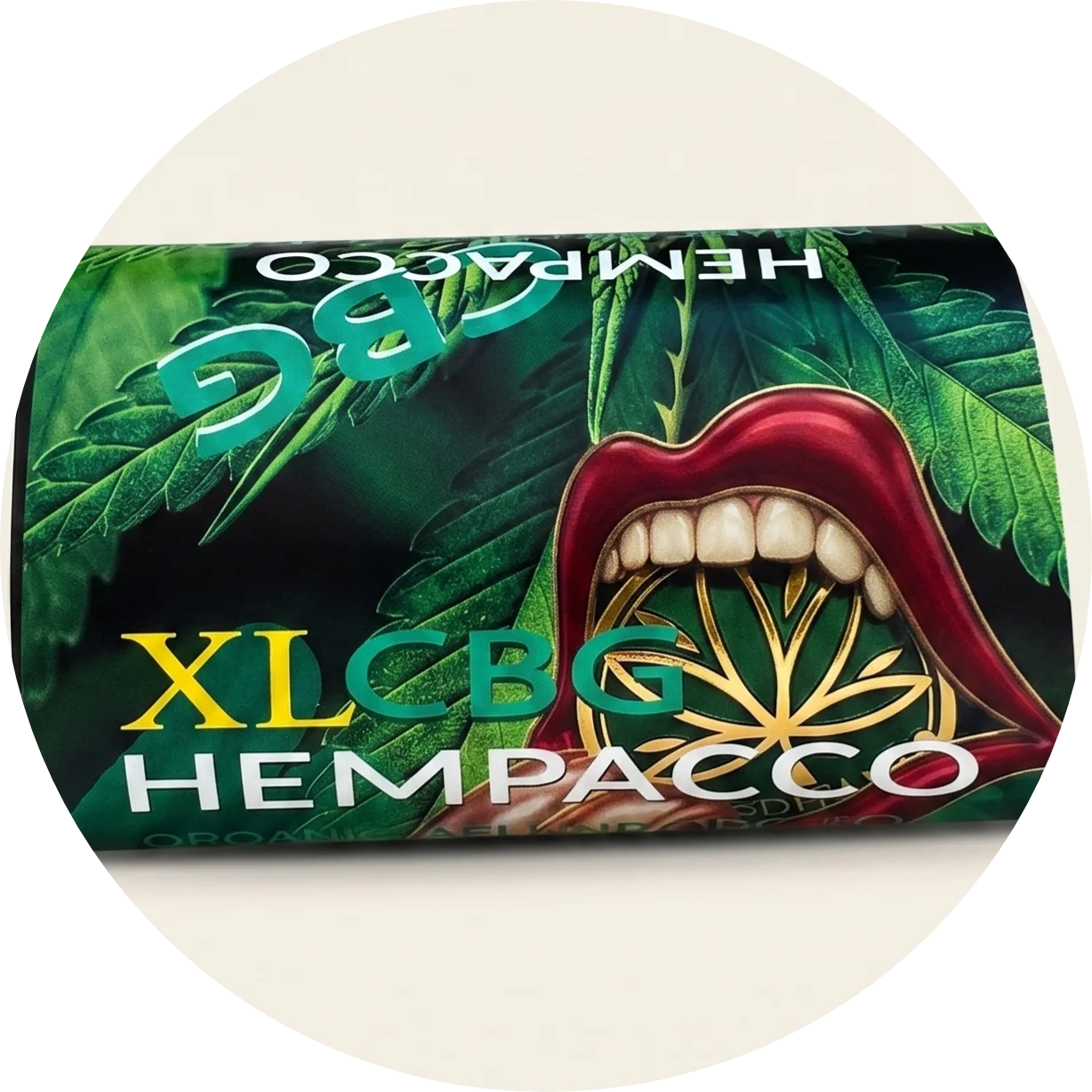 Primo piano della texture di foglie di canapa sminuzzate HEMPACCO XXL CBG 7% nella bustina da 25g